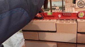 Кладка кирпичного столба под кирпичные перемычки стройка в Чеченском Кладка кирпичной колоны