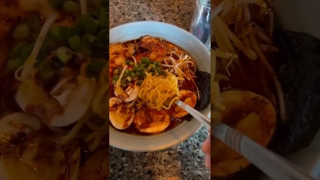 Острый японский суп с грибами и мясом