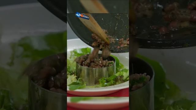 ШЕФ ВЫСЛУЖИВАЕТСЯ ПЕРЕД КУМИРОМ ?? #момент #сериал #угар #кухня #огузок #шеф смотреть онлайн