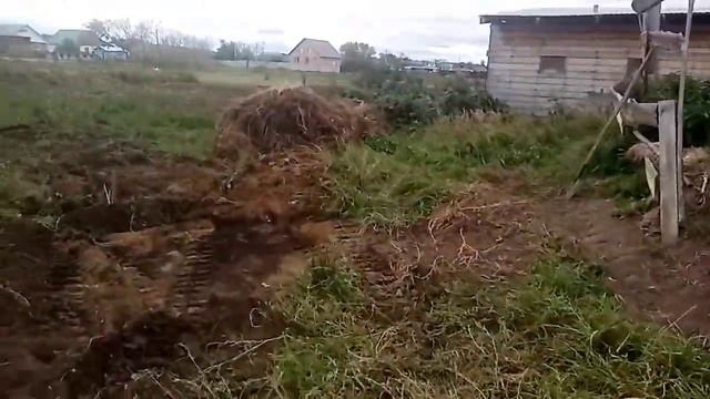 Работа передним отвалом закапываем яму. смотреть онлайн