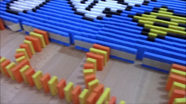 MARIO & LUIGI MADE FROM 7,600 DOMINOES | Domino Art #9 смотреть онлайн