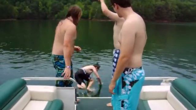 David gets chucked in Lake Fontana смотреть онлайн