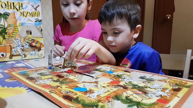 Зарина и Марат играют в увлекательную настольную игру Гонка мумий смотреть онлайн