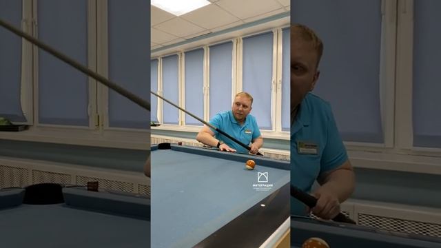 Как держать кий, как ставить удар в бильярде, упражнения для новичков-Мастер-класс от Дениса Давыдо смотреть онлайн
