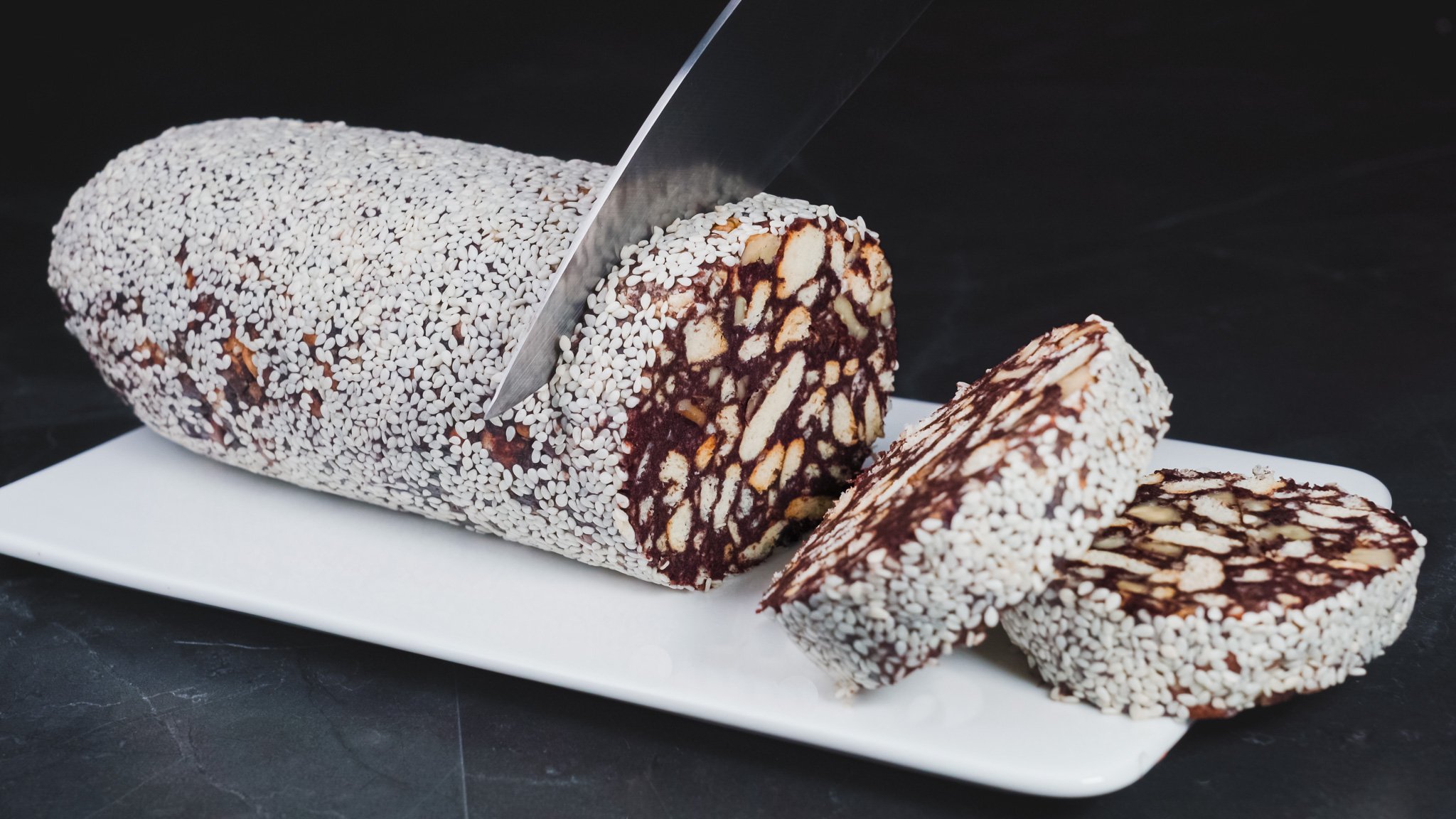 Вкусный шоколадный рулет с кунжутом без выпечки. Трачу на приготовление всего 5 минут смотреть онлайн