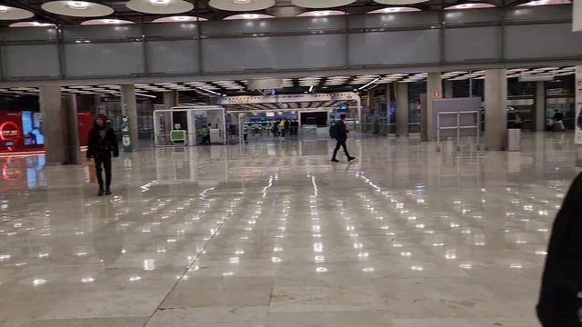 Airport Madrid Spain смотреть онлайн