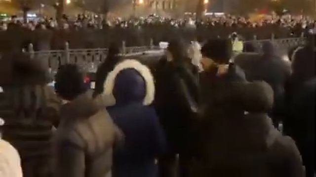 Протестующие разбили правительственную машину с мигалкой. Вроде как машина ФСБ с номерами АМР смотреть онлайн