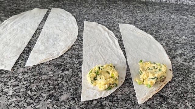 Конвертики из лаваша с зелёным луком и яйцом смотреть онлайн