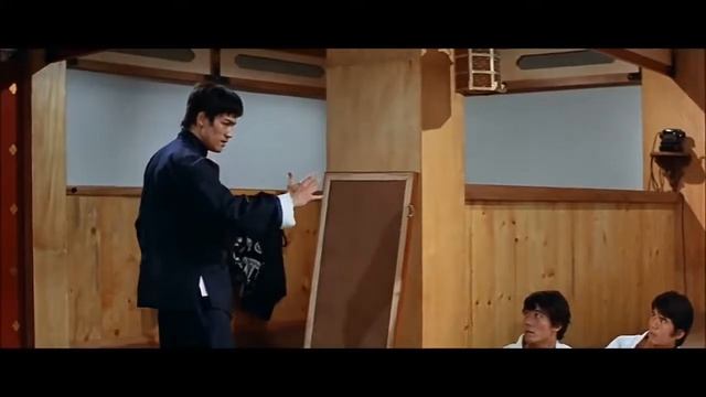 Брюс Ли Кулак Ярости смотреть онлайн