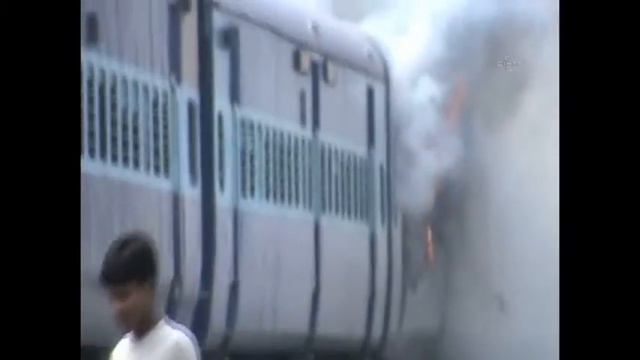 37 Tote bei Zugunglück in Indien - Express train in Bihar kills 37 people crossing track смотреть онлайн