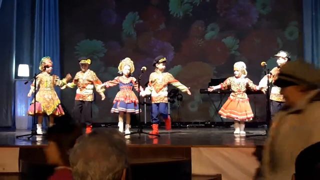 Детский ансамбль народной песни "Раёк" исполняют песню "По малину в сад пойдём" смотреть онлайн