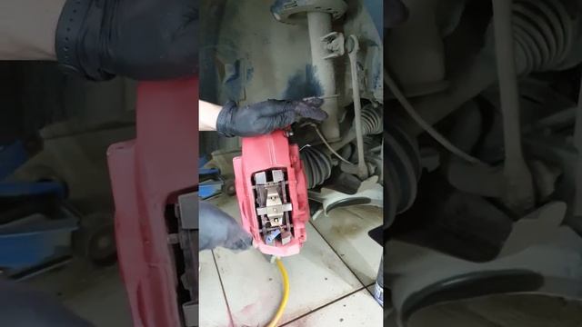 Mercedes AMG 45 GLA - нанесли желтые полоски на кузов, антихром, тонировка фар и стекол, суппорта смотреть онлайн