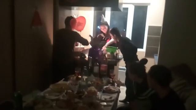 Как оперативно зажечь фейерверк на торте смотреть онлайн