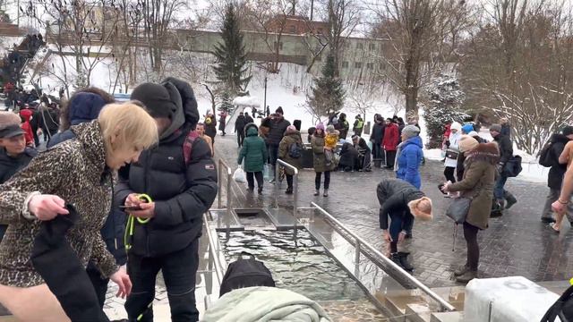 Epiphany in the winter on January 19. Outside -7°C. Spring water +6°C смотреть онлайн