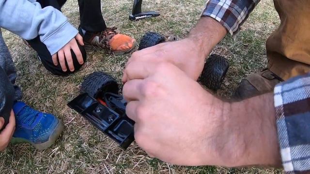 TRAXXAS E-REVO VXL BRUSHLESS 1/16 BASH’N & CRASH’N смотреть онлайн