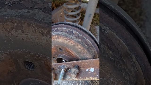 Снять задний барабан Рено Логан 1# Замена задних тормозных колодок Рено Логан 1# Лайфхак смотреть онлайн