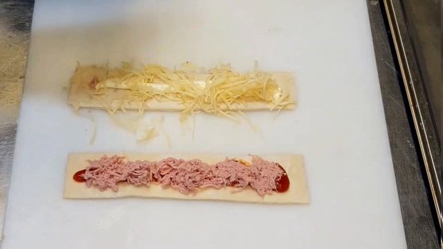 Хрустящие палочки с ветчиной и сыром смотреть онлайн