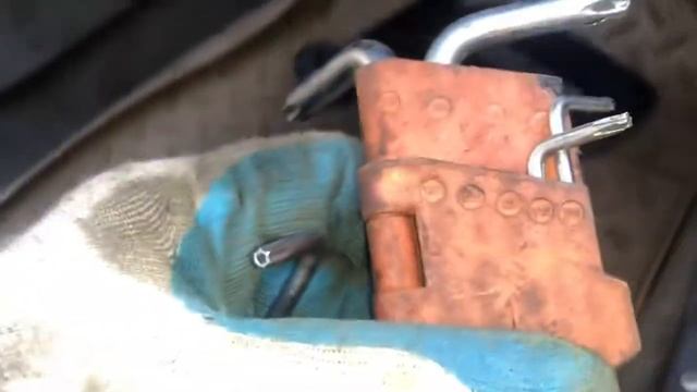 Как снять наружную ручку двери на автомобиле BMW e34 смотреть онлайн