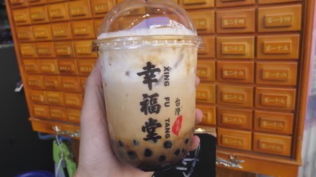 Тайваньский молочный коктейль с тростниковым сахаром смотреть онлайн