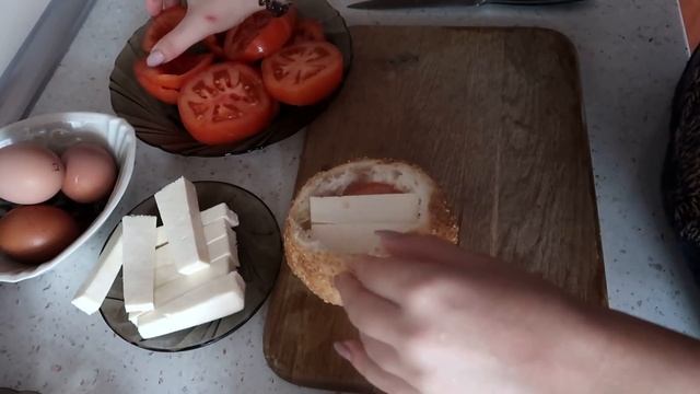 БУЛОЧКИ "ЗАКУСОЧНЫЕ" С БРЫНЗОЙ И ПОМИДОРАМИ?? смотреть онлайн