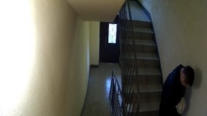 нассал в подъезде,потом превратившись в ассасина вырвал камеру mrkat,akamrkat