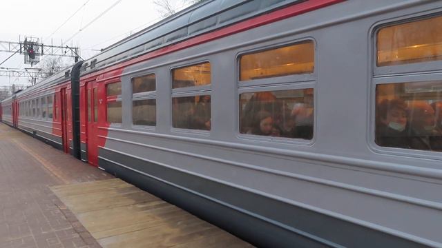 ЭП2К-245 с поездом№125С Новороссийск-Москва, ЭР2Р-7054, ЭД4М-0066 платформа Ухтомская 15.04.2021