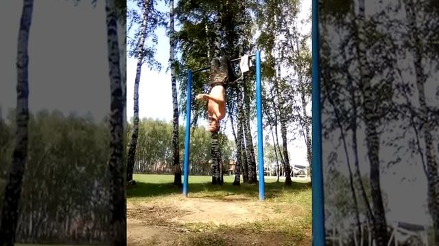Hang by 1 leg on the bar смотреть онлайн