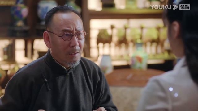 速看EP04|灰姑娘爲修複哥哥遺物欠了司令的錢，霸道司令當街抓著她的手要她“以身相許”，灰姑娘只能乖乖就範【一見傾心Fall In Love】 смотреть онлайн