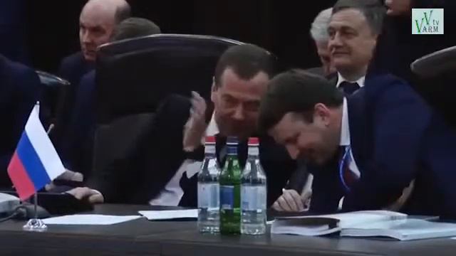 Нужно оценить свои возможности а потом смеяться над кем то смотреть онлайн