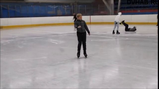 Каток в Ледовом дворце "Металлург" посетило несколько сотен комсомольчан смотреть онлайн