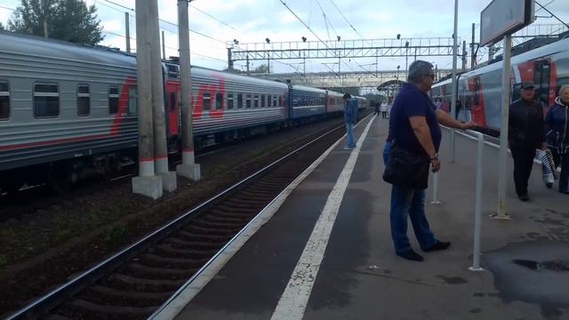 ЭП2К-223 с пассажирским поездом отправляется со станции Клин. смотреть онлайн