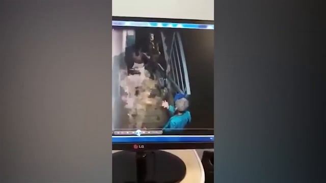 В Сети появилось видео попытки ограбления подростка в подъезде жилого дома в Кызылорде смотреть онлайн