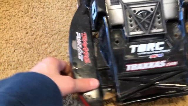 Traxxas Slash 4x4 vs Erevo 2.0! (Which is better) смотреть онлайн