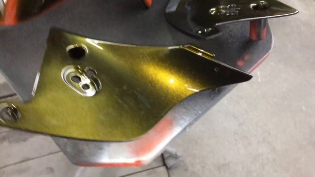 Золото на чёрном, покраска мотоцикла смотреть онлайн