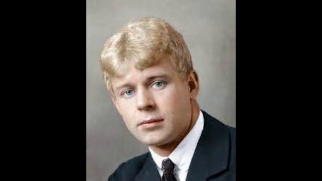 Месяц рожу полощет в луже — Сергей Есенин смотреть онлайн