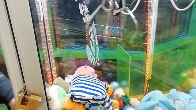 Огромный крокодил Гена в автомате-хватайке. Выиграю или нет??? смотреть онлайн