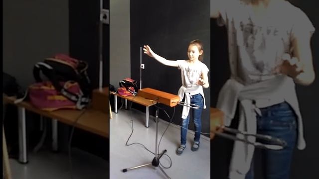 Катя (8 лет) исполняет на терменвоксе задание сиграть "Танец" и "Ссору".День1 смотреть онлайн