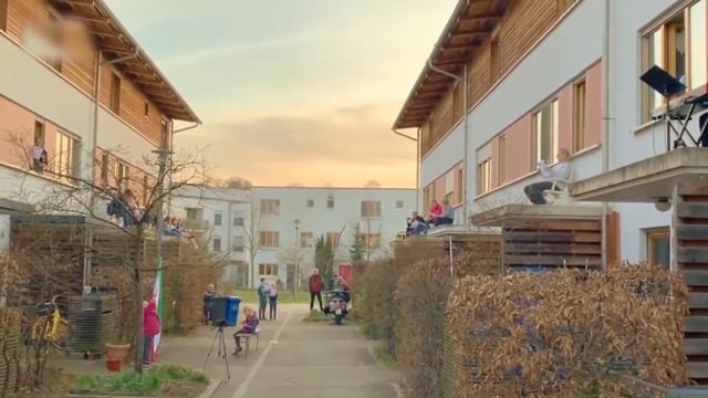 "Bella ciao" - как гимн победы над вирусом. Поют немцы из Бамберга, Бавария смотреть онлайн