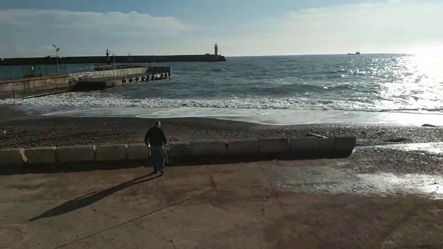 Ялта Лето 11 декабря 2021 г. (1) Набережная и Прибой Чёрное море и РПЦ-магазин при Храме смотреть онлайн