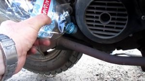 Техническое обслуживание скутера,замена масла в двигателе.