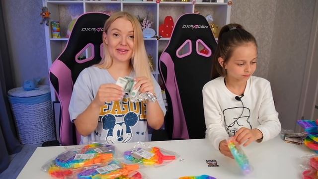 ДЕНЕЖНЫЕ POP IT открываю НОВЫЕ Гигантские ПОП ИТ Антистресс я и Алиса Лисова! Супер ПУПЫРКИ! смотреть онлайн