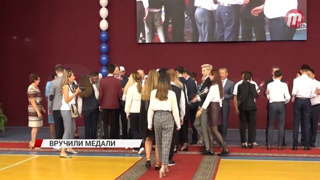 В Улан-Удэ более 200 выпускников получили золотые медали "За особые успехи в учении" смотреть онлайн