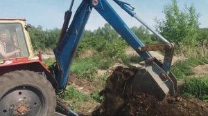 коп металла трактором, юмз экскаватор .
