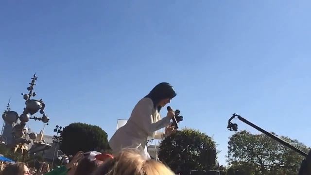 Demi Lovato live at Disneyland смотреть онлайн