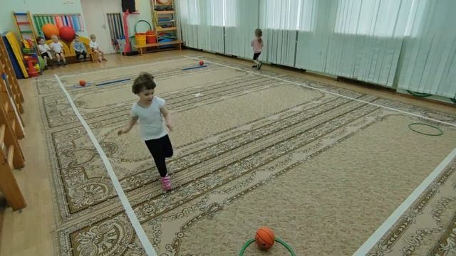 БАСКЕТБОЛ В ДЕТСКОМ САДУ / УПРАЖНЕНИЯ, ПОДВИЖНЫЕ ИГРЫ/ баскетбол для малышей от 2 лет смотреть онлайн