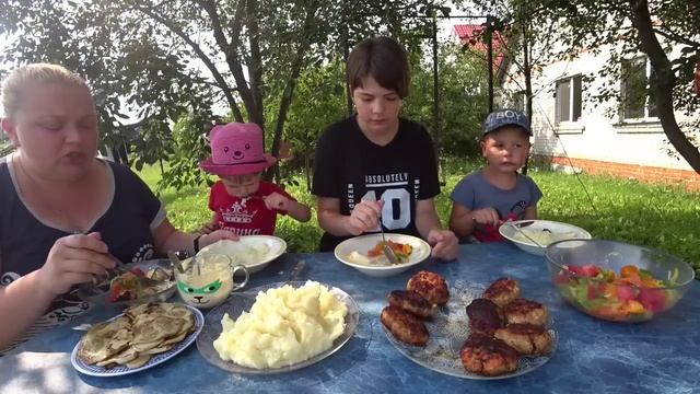 мукбанг на жаре, котлеты и пюре