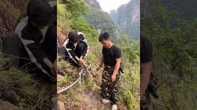 The most dangerous human transportation on the cliff | Rural life in the cliff village смотреть онлайн