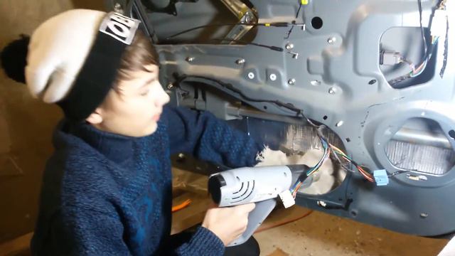 Как делать шумоизоляцыю на машину! смотреть онлайн
