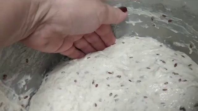 Хлеб на закваске с корочкой из овсяных хлопьев