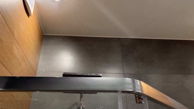 Дизайн ванной комнаты в коттедже: керамогранит, сантехника и мебель. Отзыв клиента о Кафель Онлайн. смотреть онлайн